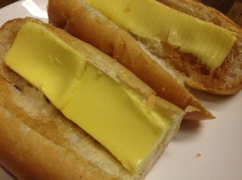 step5: 法國麵包切斷，塗上一點蜂蜜撲上奶油片