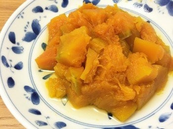 step3: 放入南瓜，加蓋，轉小火煮15分鐘至南瓜熟透