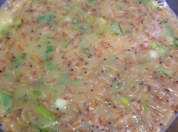step3: 將雞蛋攪勻加2湯匙水和生粉再搞勻，放埋已炒的材料，同蔥粒，芝士搣碎同<span class="group_2">調味</span>料撈勻。