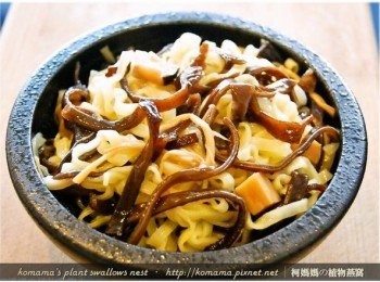 step4: 香菇昆布黑菇醬的清脆爽口，搭配蒸煮麵的香Q滑順，兩者拌一拌，就是一道清爽的輕食料理！