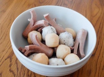 step1: 先用一煲沸水略煮魚蛋，盛起備用