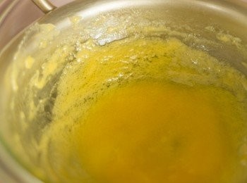 step13: 做荷蘭醬加熱及不停攪拌之步驟其實就是在乳化牛油及其他材料令材料融合，但只要一過熱，或攪拌過多，就會變成油水分離的狀態（如圖）