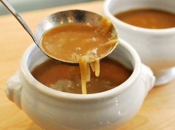 step6: 將洋蔥湯填入四個湯碗中，每碗中加入1/2茶匙的洋蔥泥與1大匙帕馬森起司，攪拌均勻