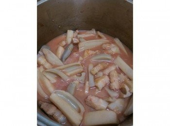 step6: 水滾之後嘗試鹹淡，覺得顏色和味道都不夠的話，這時可以加入兩湯匙的南乳汁，水滾後蓋上鍋蓋轉小火燉煮40分鐘，或者中小火30分鐘，或者自己拿捏至你喜歡的軟度，（期間別忘了開鍋蓋拌炒，不然會焦掉哦）