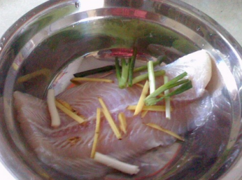 step2: 加入鹽、料酒、薑絲、蔥段醃漬10分鐘