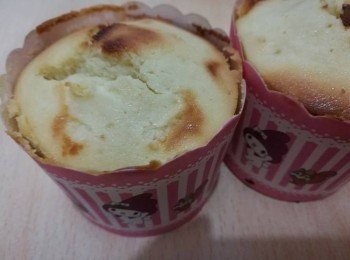 step8: 加入酸忌廉於麵糊內，拌勻。