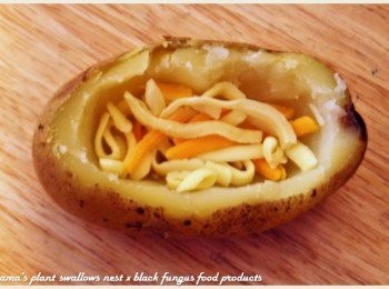 step3: 將蒸好的馬鈴薯切去上方一部分，挖空馬鈴薯泥後，底部填入乳酪絲。