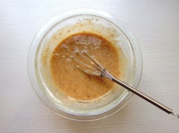 step7: 加入一半的蛋白攪拌混合，再加入轉化糖混合均勻，最後將剩餘的蛋白分兩次加入，然後攪拌均勻。