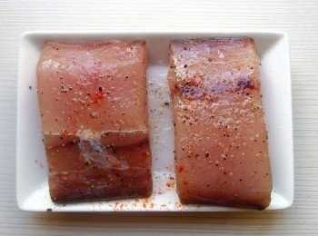 step2: 魚排清洗後,用餐巾紙吸收多餘的水份,撒上海鹽及黑胡椒粉和匈牙利紅椒粉讓魚排入味。