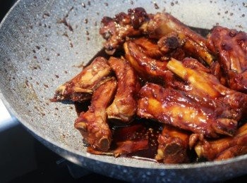 step5: 悶煮過程可適時翻拌一下，
幫助肋排上色更均勻，
時間到完成前再調整下爐火，
改用中大火快速收汁，
盛盤撒上酌量烤香白芝麻即可