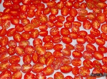 step2: 將小蕃茄剖半放在烤盤上(烤盤鋪上烘焙紙)