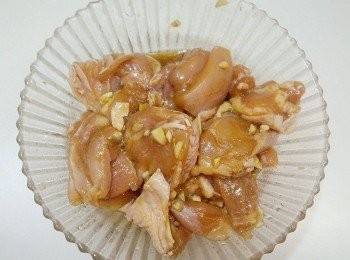 step1: 雞肉切成適當大小後再將醃漬<span class="group_1">材料</span>一起混合均勻放入冰箱讓它醃漬一晚入味.