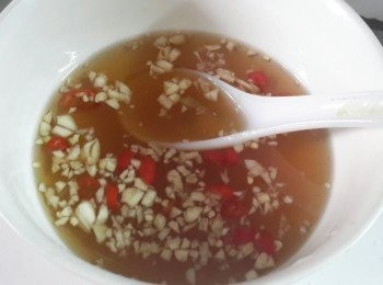 step3: 將調味料拌勻，下指天椒及蒜蓉拌勻備用