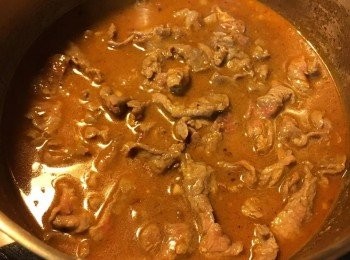 step6: 最後倒入牛肉片加蓋熄火焗2-3分鐘便可