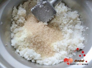 step2: 趁熱壓成泥,加糖拌勻(喜歡綿密口感可過篩)