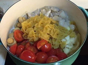 step3: 將所有材料放入鍋中，蝴蝶粉放在最高層位置