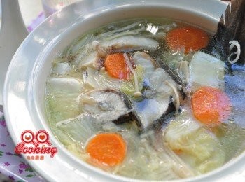 step6: 新鮮的鱘魚片及鮮蔬釋放的鮮甜通通釋放在湯頭，不擔心不乾淨的水質或有時候自來水的消毒味破壞了湯頭的美味，讓家人充分享受也補充更多的營養!