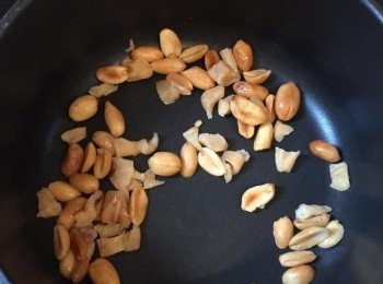 step4: 花生、菜譜炒香，
