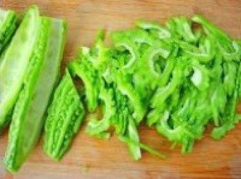 step2: 紅彩椒，大蔥切絲，將蒜末，生抽，糖，鹽，醋，香油混合均勻製成碗汁備用