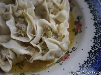 step8: 淋上特製高湯，湯‧包‧燒賣，溫暖口感一級棒!