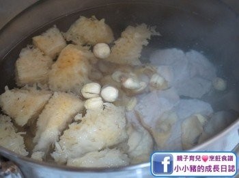 step3: 煲內放約3L水，水滾後放入所有材料~