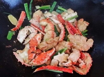 step3: 燒熱油鑊，用大火爆香薑蔥後下蟹件。