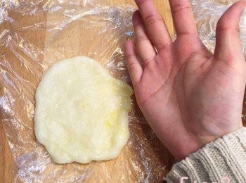 step10: 利用麵粉棍碌成手掌大的長條形糯米塊