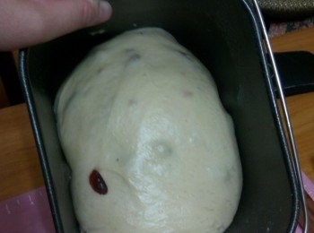 step1: 按次序放面包機搓勻(牛油待搓粉8分鐘才下)及完成第一次發酵