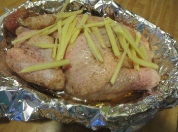 step1: 菜園雞加腌制调味腌制1小时或以上。如果是放进冰箱腌过夜.。必要把腌好的鸡拿出退冷约30分鈡.让鸡肉内部没那么冰冷，蒸时会容易熟。 然後把所有材料放在雞身，拿去蒸40分鐘即可。（煮的时间要看鸡大小,肉的厚度而定）用筷子穿過雞腿最厚肉部分，沒血水，只有清澈的水流出的話，即熟透。可斬件上碟，即成。蘸蔥油佐吃。配白飯一流。