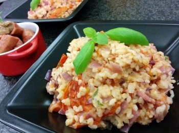 step12: 將飯舀出來，上碟，中央插上羅勒頂枝作裝飾，攪掂！