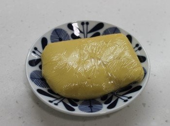 step4: 麵糰用保鮮紙包好放雪櫃雪30分鐘。