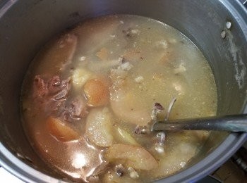 step10: 做法 :

將豬踭 , 雞骨 , 湯骨 , 螺頭用黃酒 , 薑片出水去腥 , 雪梨切開一半後 , 去除核心中間位置(如不切去煲湯後會帶酸味) .

用 4 湯碗水放入材料 , 大火滾起 , 轉中細火煲 1'1/2 小時後 , 將豬踭取出放涼做另一餸菜 , 再滾多 1 小時 , 加少少雞或鹽調味 , 熄火焗 30 分鐘 , 完成 .