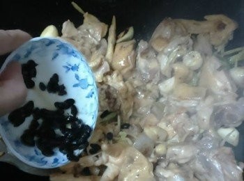 step6: 倒入豆豉炒勻