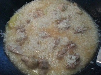 step4: 再加入糯米翻炒至吸收湯汁即可