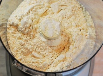 step1: 製作<span class="group_1">雙層派皮</span>：在食物調理機中，將麵粉、砂糖與鹽混合均勻