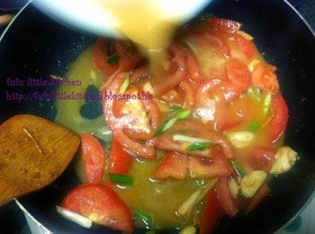 step4: 倒入清湯並加入糖調味，煮至汁料收乾。