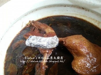 step8: 食時再煮滾 , 用錫紙包住鴨腿頂部即可
