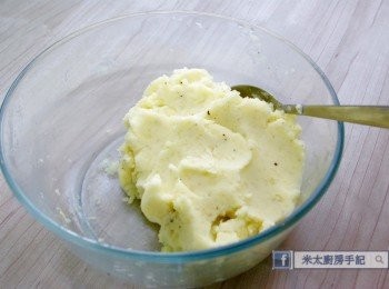 step4: 加入牛油、牛奶、鹽和黑胡椒拌勻。