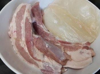 step3: 腩肉，用薑片出水去腥，
螺片用清水浸泡至軟身，
備用