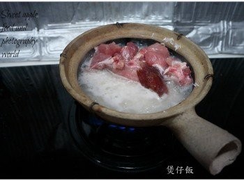 step3: 開火後不久見水起烟及有小水珠滾起便放下肉及立腸