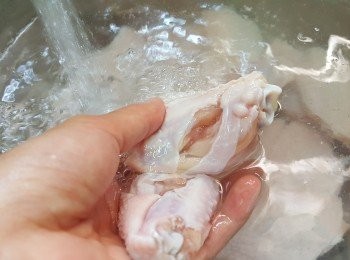 step3: 再洗淨，瀝乾水(用粗鹽按摩<a href="https://bit.ly/3zHU5V3" target="_blank" data-keyword="雞翼" class="guide-link"><strong>雞翼</strong></a> <span style="display:inline-block;vertical-align:middle;margin-top:-3px;color:initial;border-radius:3px;padding:2px 3px;font-size:12px;line-height:14px;background:#87d300;color:#fff;">即買</span> 可去除雪味)