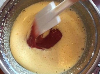 step2: 蛋黃加糖打至乳化後，加入油繼續打至攪勻和變白，然後草莓泥,粉紅食用色素 和低粉分4次交錯加入蛋黃糊中，fold in