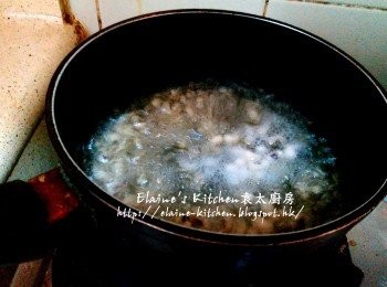 step3: 放入煲內加水浸過面 , 拌勻用慢火煮15分鐘至淋身 , 盛起用水沖一沖洗及瀝乾