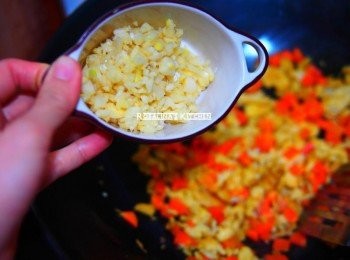 step5: 5.接著入蒜末，炒香。