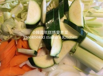 step1: 將翠玉瓜、紅蘿蔔切片，洋蔥和椰菜切絲，大蒜切段，