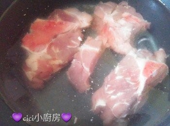 step3: 豬尾骨用跑活水汆水約30分鐘，沖水乾淨。