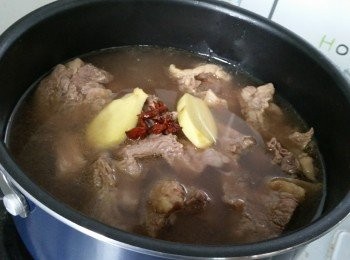 step1: -1K的牛肋條， 出水後一次過用水加冰糖, 薑片, 八角1.5個半鐘， 然後瀝乾, 包好放在冰廂內， 咁任何是間想食炆牛腩只要解凍再煮多30分鐘就有淋軟牛腩食喇, 一次個炆多D， 既慳功夫又環保呀。