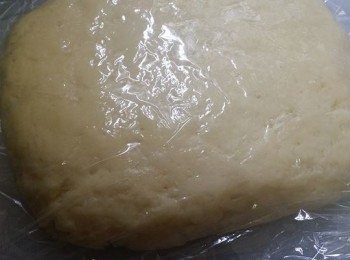 step4: 混合好後將麵糰搓3次,將麵糰桿平，大約1吋厚，包上保鮮紙，放入雪櫃1小時(為了讓麵糰變硬方便用模子整形)