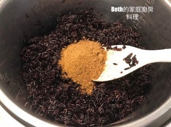 step2: 電鍋跳起後燜10分鐘，趁熱加入黑糖拌勻