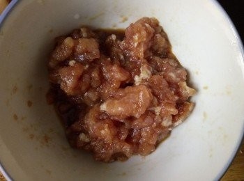 step3: 肉末加少許鹽，料酒和醬油腌制。